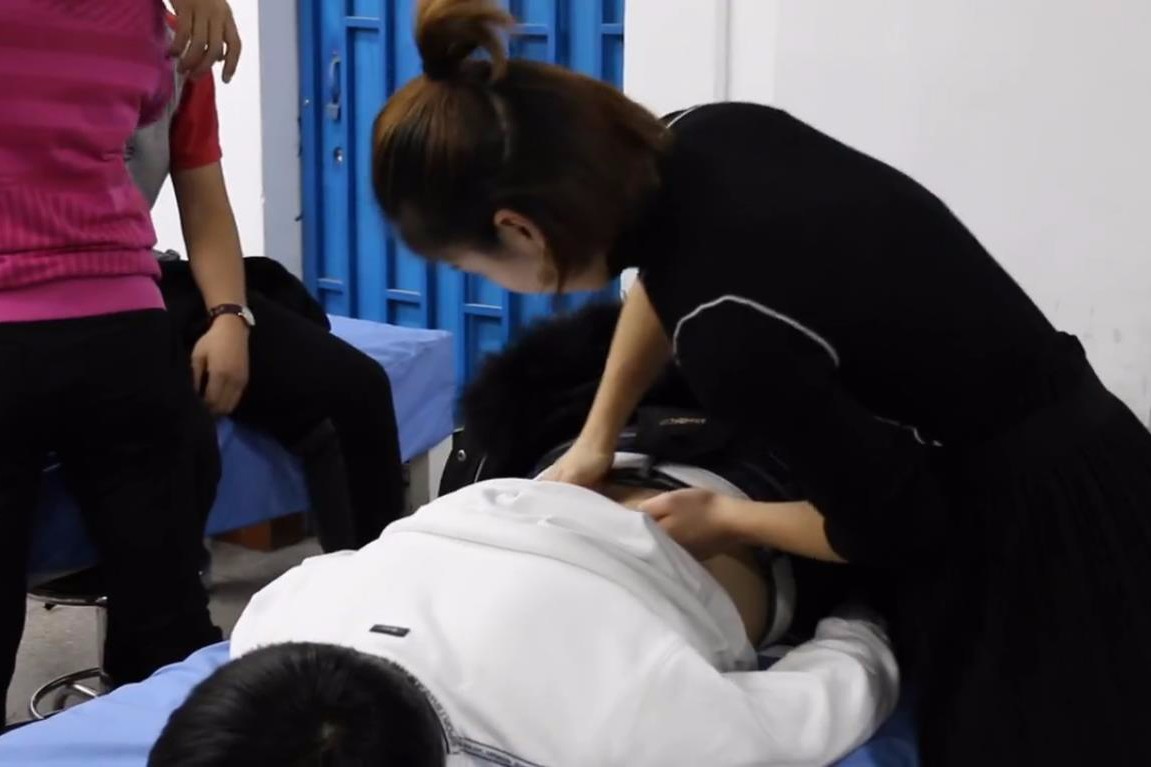 在新疆石河子大学,为了让同学们在一般创伤中解除痛苦,学校特地开设了