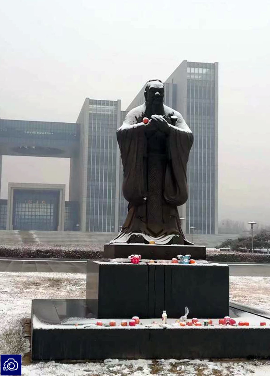 山东大学生考试前参拜孔子像祈福:有人摆鲜花,有人送棒棒糖