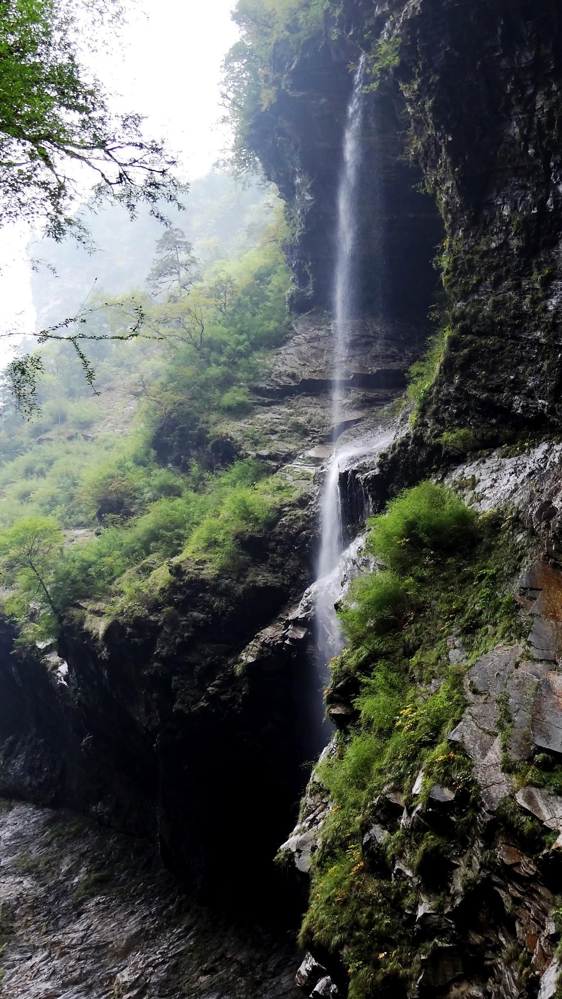 虎牙大峡谷,是可与九寨,黄龙相媲美的深山瑰宝之一