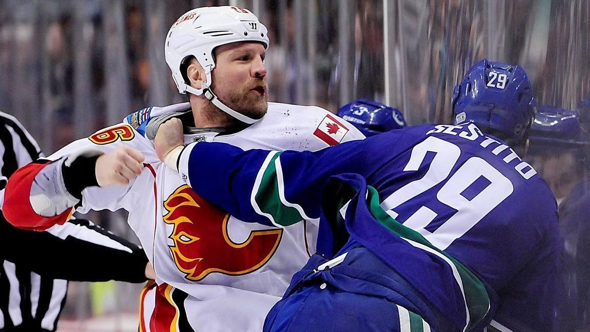 青少年冰球联赛斗殴家长卷入肢体冲突激烈视频