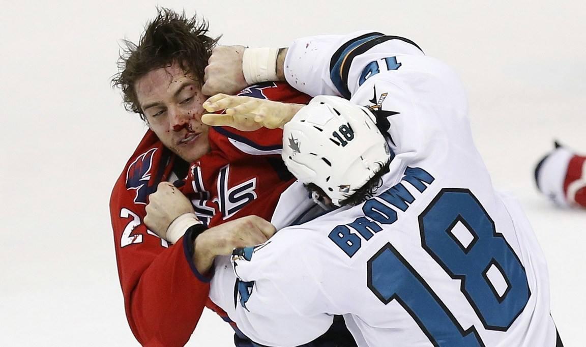 青少年冰球联赛斗殴家长卷入肢体冲突激烈视频