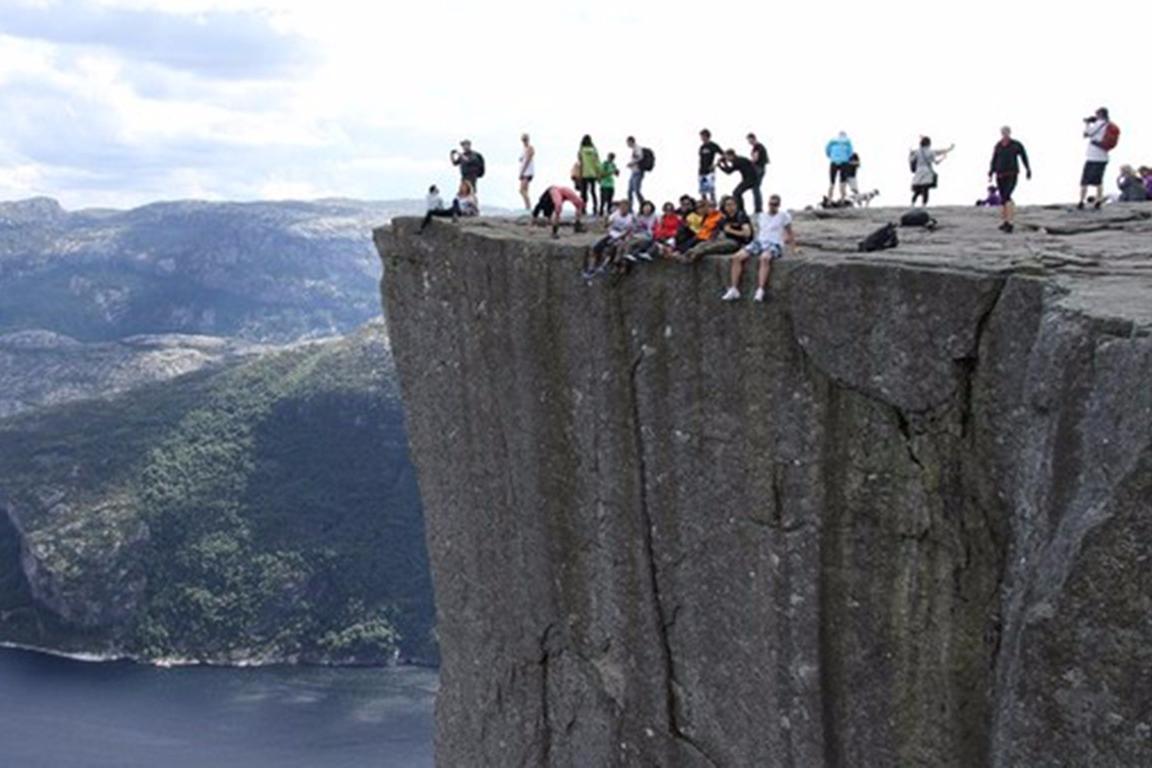 世界上最危险的悬崖断壁 游人伸脚探身嘚瑟不怕死