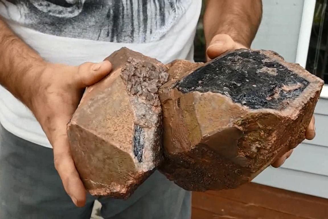 大叔野外挖回好多黑石头,拿起细看时,越发觉得不一般