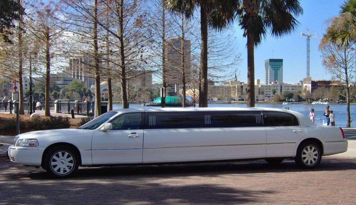 我国造出世界最长面包车能坐50人加长林肯都不行