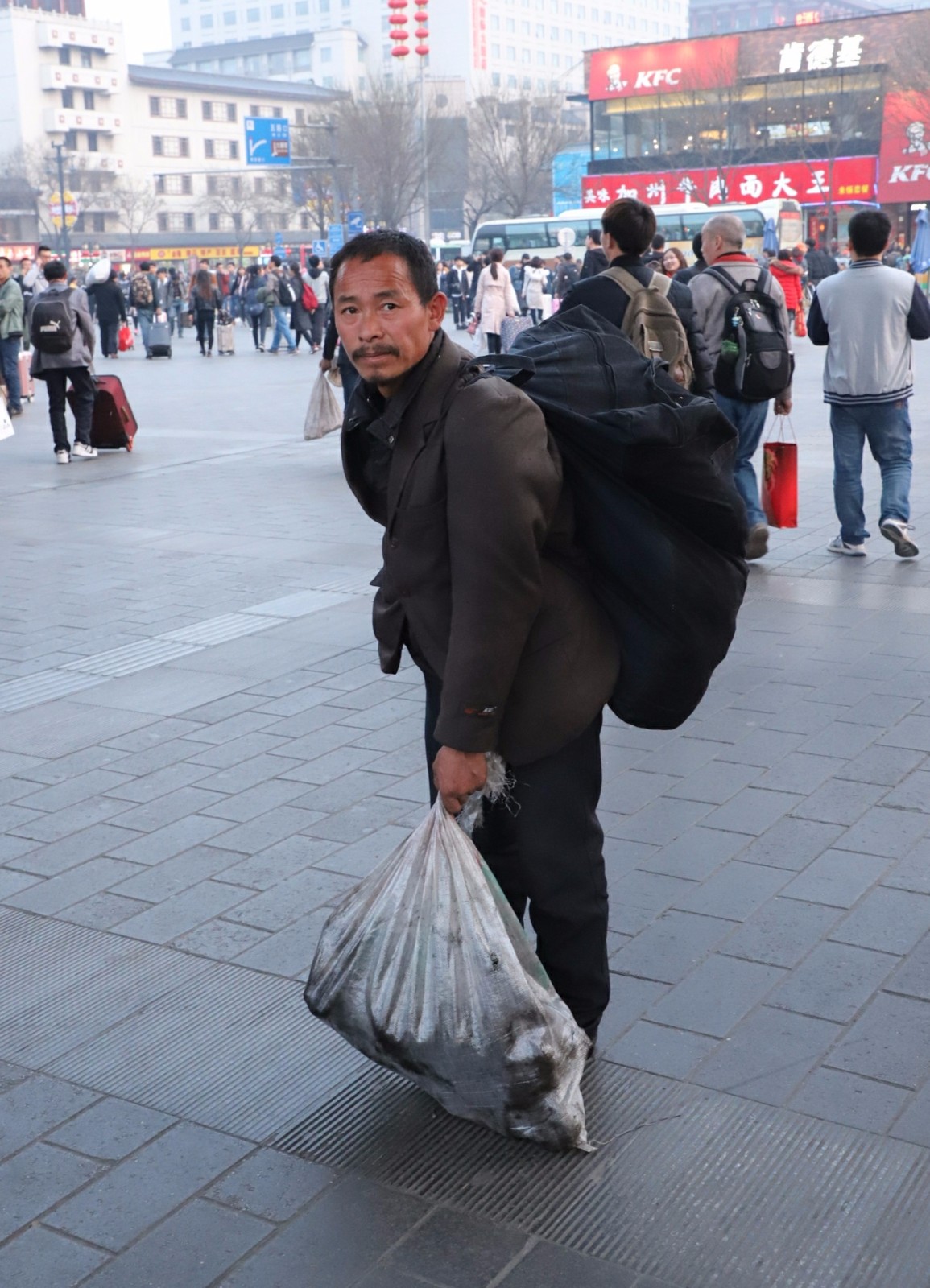 打工,没有上班下班的时间,计件工资一个月挣五六千,他似乎没有行李箱