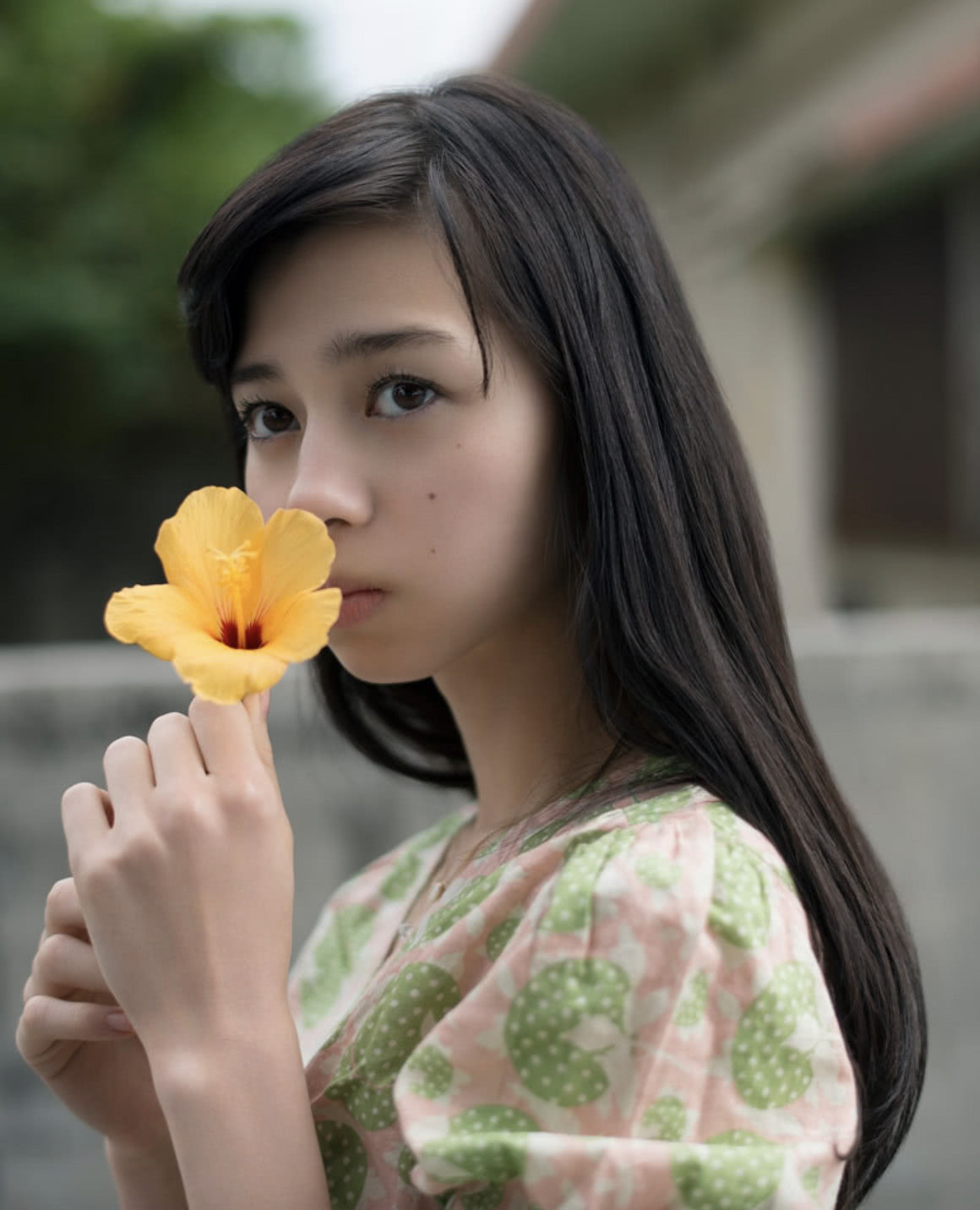 模特中条彩未海边拍写真演绎夏日清新少女