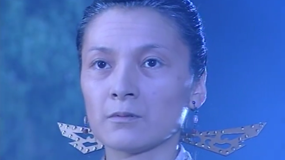 赵敏借倚天剑给张无忌,金花婆婆欲设陷阱抢夺屠龙刀,被殷离阻止