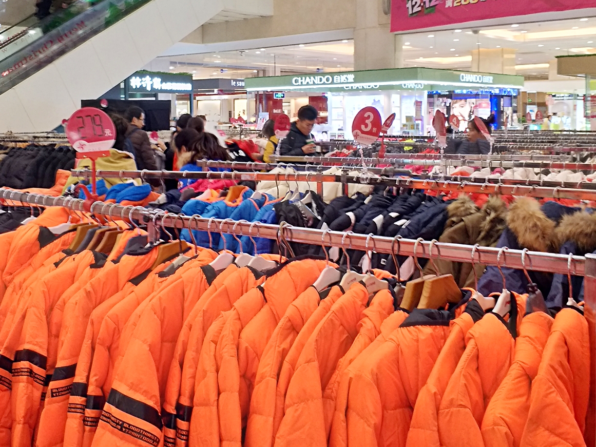 实拍:北京商场冬季特卖会,大衣3到6折顾客抢购,久违的"热闹"