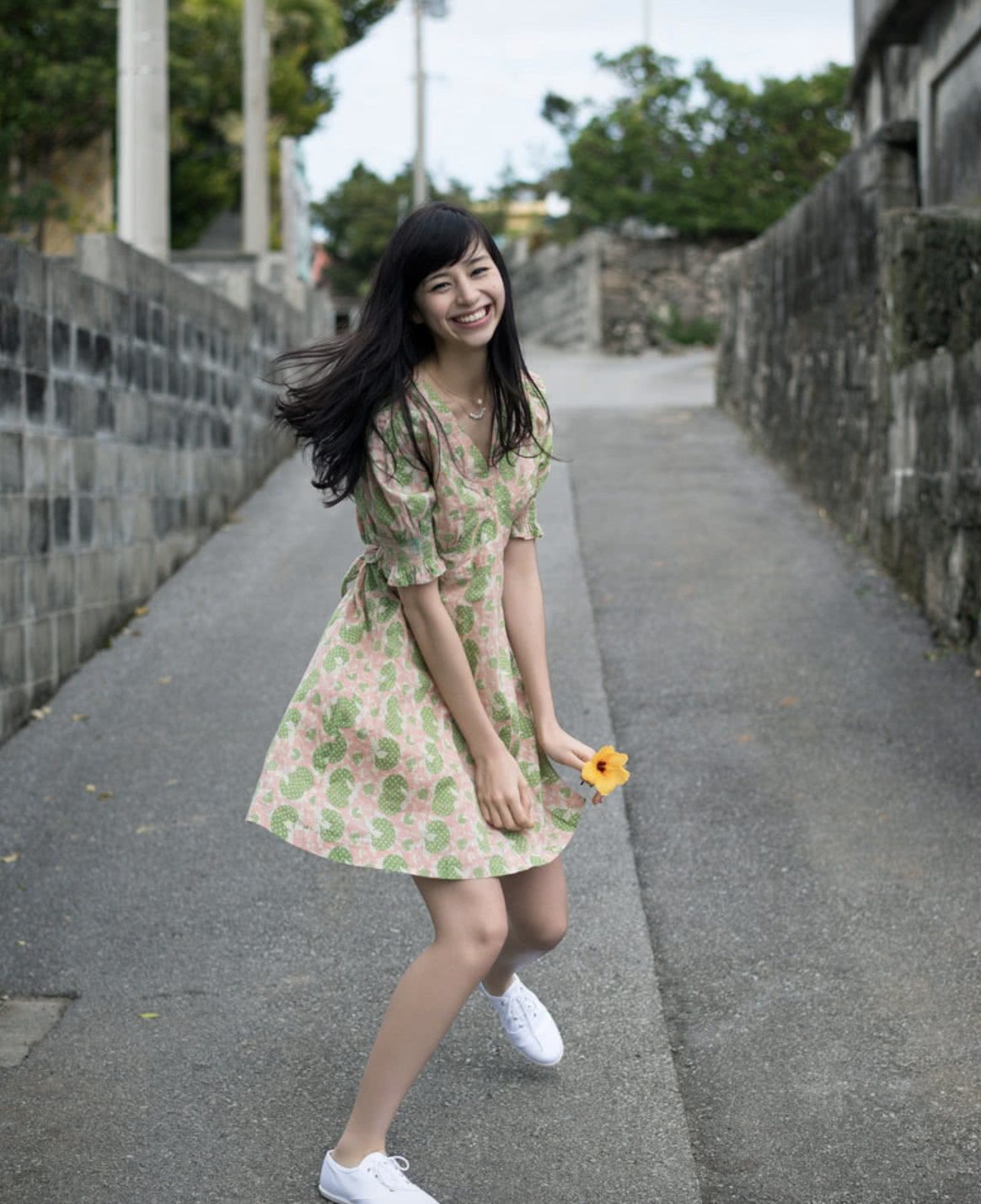 模特中条彩未海边拍写真演绎夏日清新少女