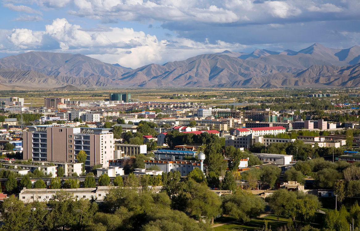 境内定日县有世界第一高峰——珠穆朗玛峰
