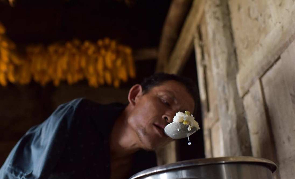 无臂老汉不肯乞讨,靠种地,放羊赡养90岁老母,至今未娶