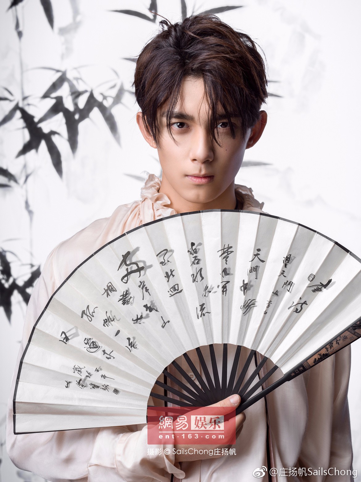 舔屏吴磊白衣少年折扇翩翩这样的古风吴磊请给我来一打