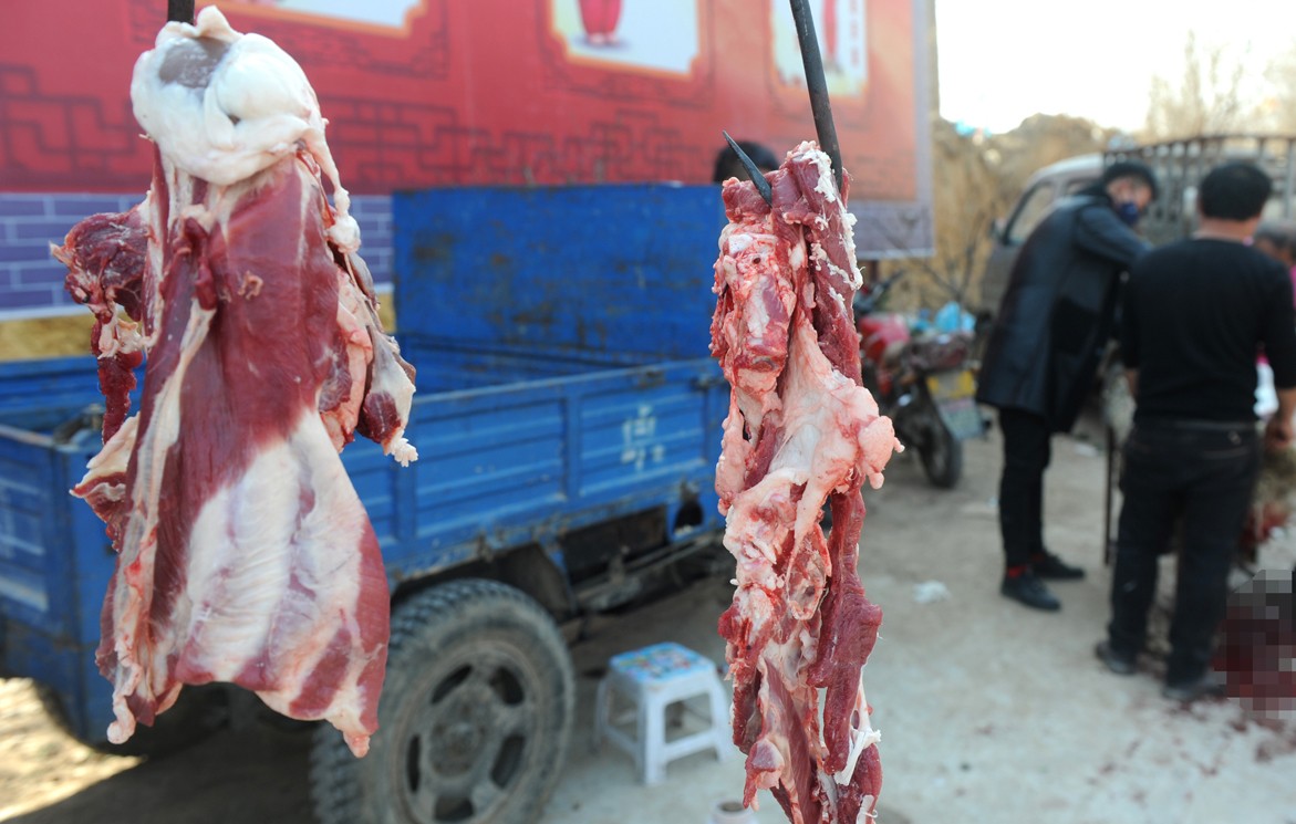 春节大集羊肉摊位销售火爆赶集人他家现杀现卖货真