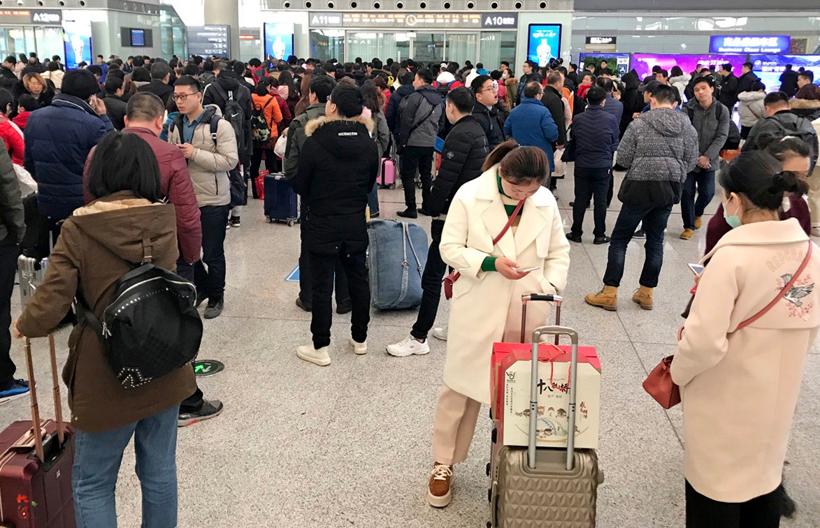 春运在即西安高铁站旅客增多,书法家候车室挥毫引人驻足