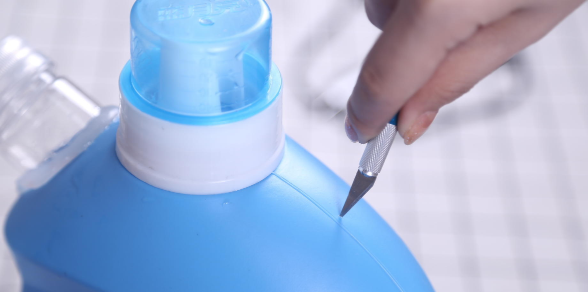 桶改造的洒水壶就做好了,废物利用的实用价值太棒了,在家浇花洒水用着