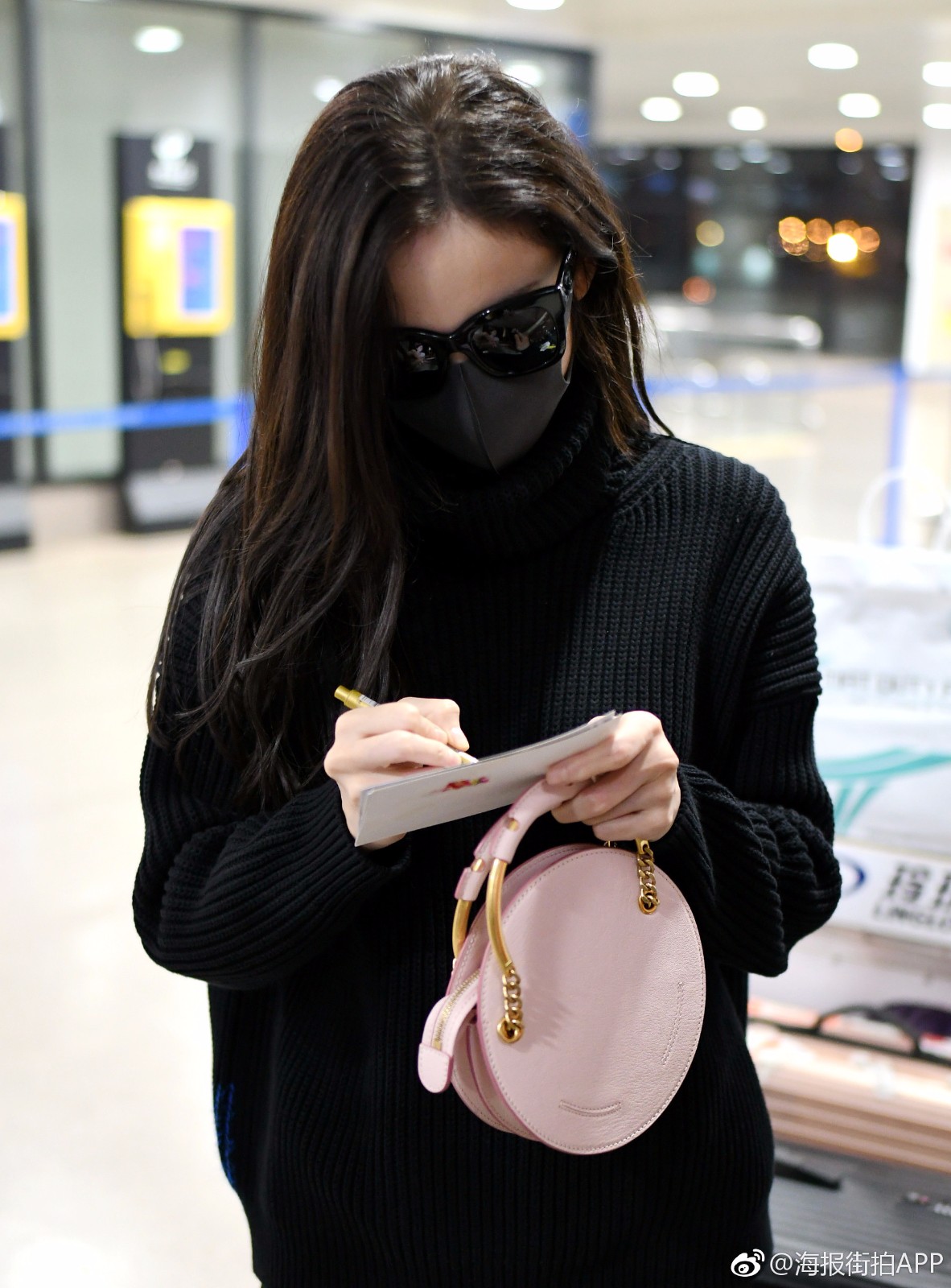 春节机场look示范,近日古力娜扎手拿dissona 2018春季溜溜球系列粉色