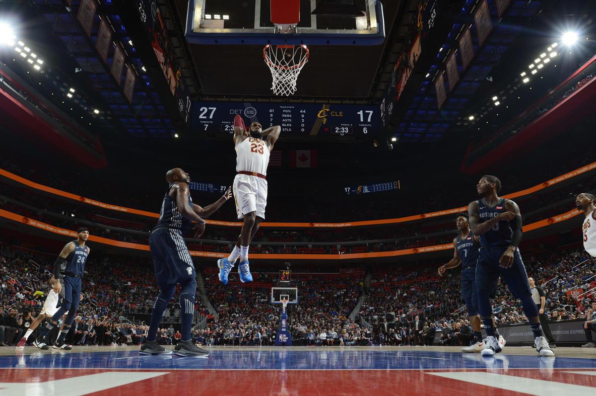 骑士负活塞 詹姆斯双手暴扣小托马斯突破