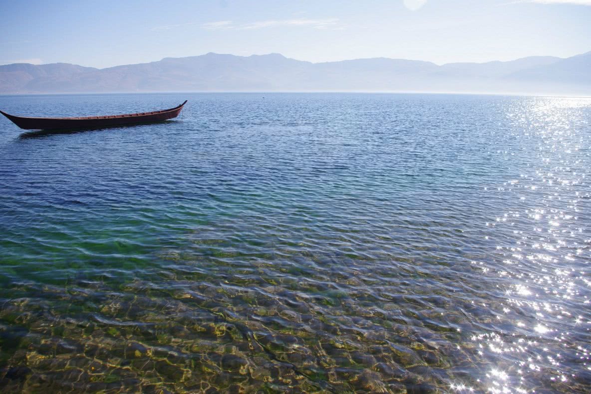 它的湖水晶莹剔透,清澈见底,古人称为"琉璃万顷".