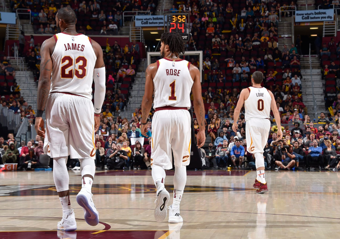 即便,罗斯在骑士打得不好,场均19.2分钟的出场时间,9.8分1.