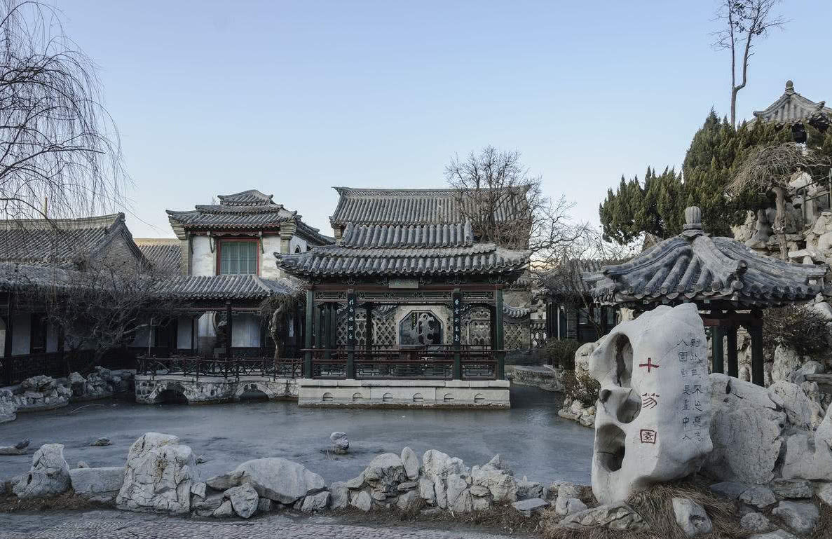 十笏园位于山东潍坊市胡家牌坊街中段十笏园始建于明代,园中的砚香楼