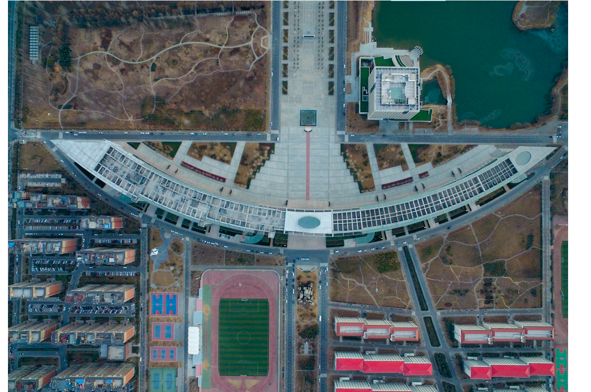 金水东路与博学路附近时,必然会被一栋建筑所吸引,这所建筑从空中俯瞰