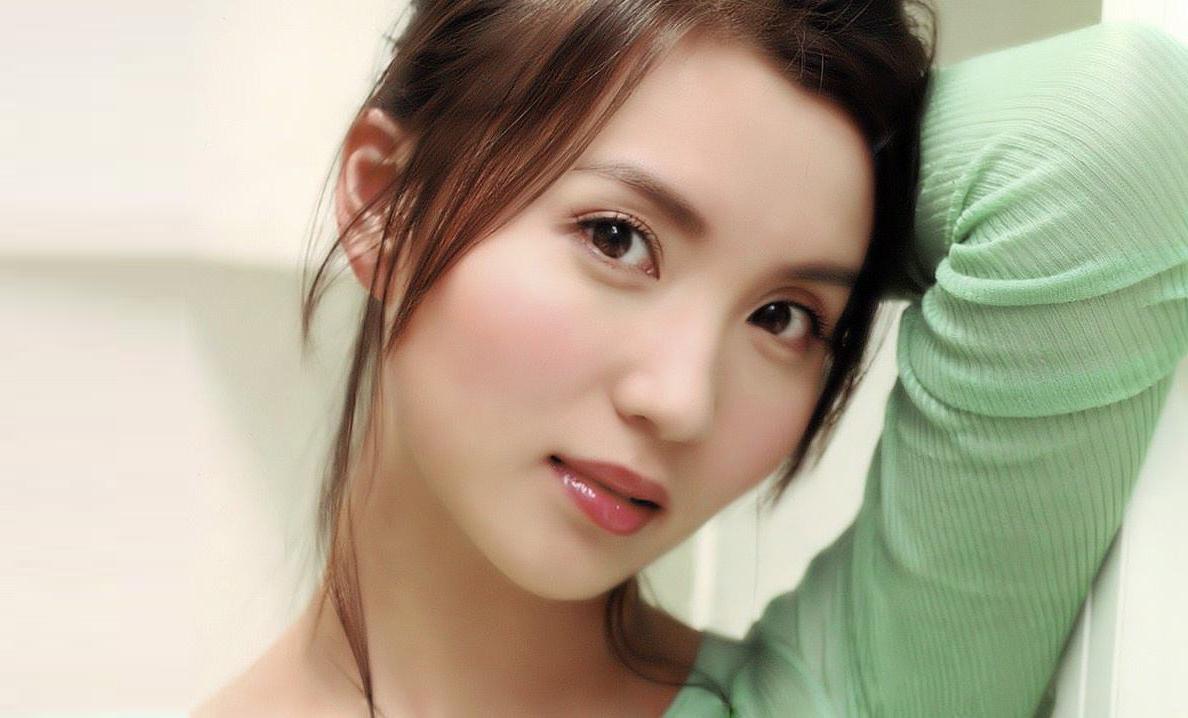 她是网友眼中的万人迷 年近40岁去中戏当考官 依然美丽动人