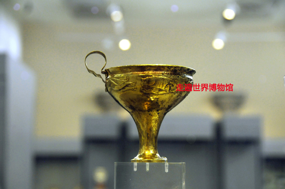 金质狮纹高脚杯.