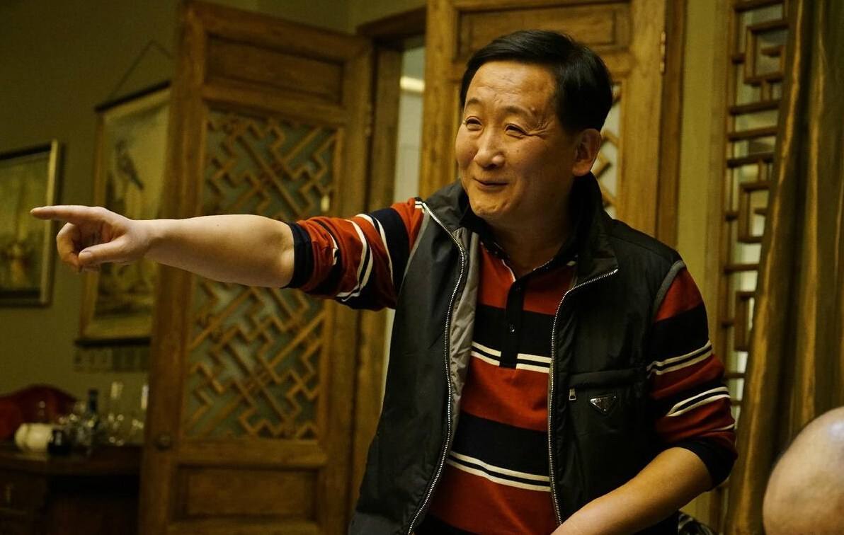 梁天,1959年出生于北京一个书香门第,他的父亲范荣康是《人民日报》的