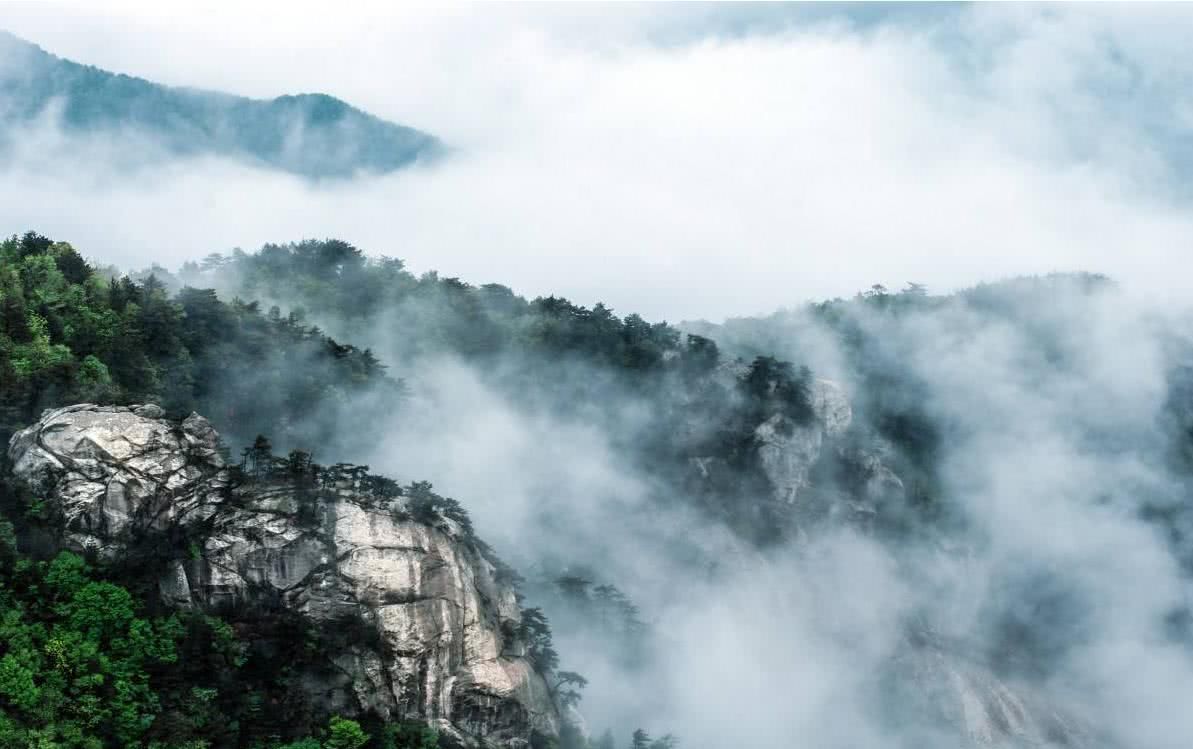 云雾山以重峦叠嶂,气势雄伟而闻名,风景如画,美不胜收!