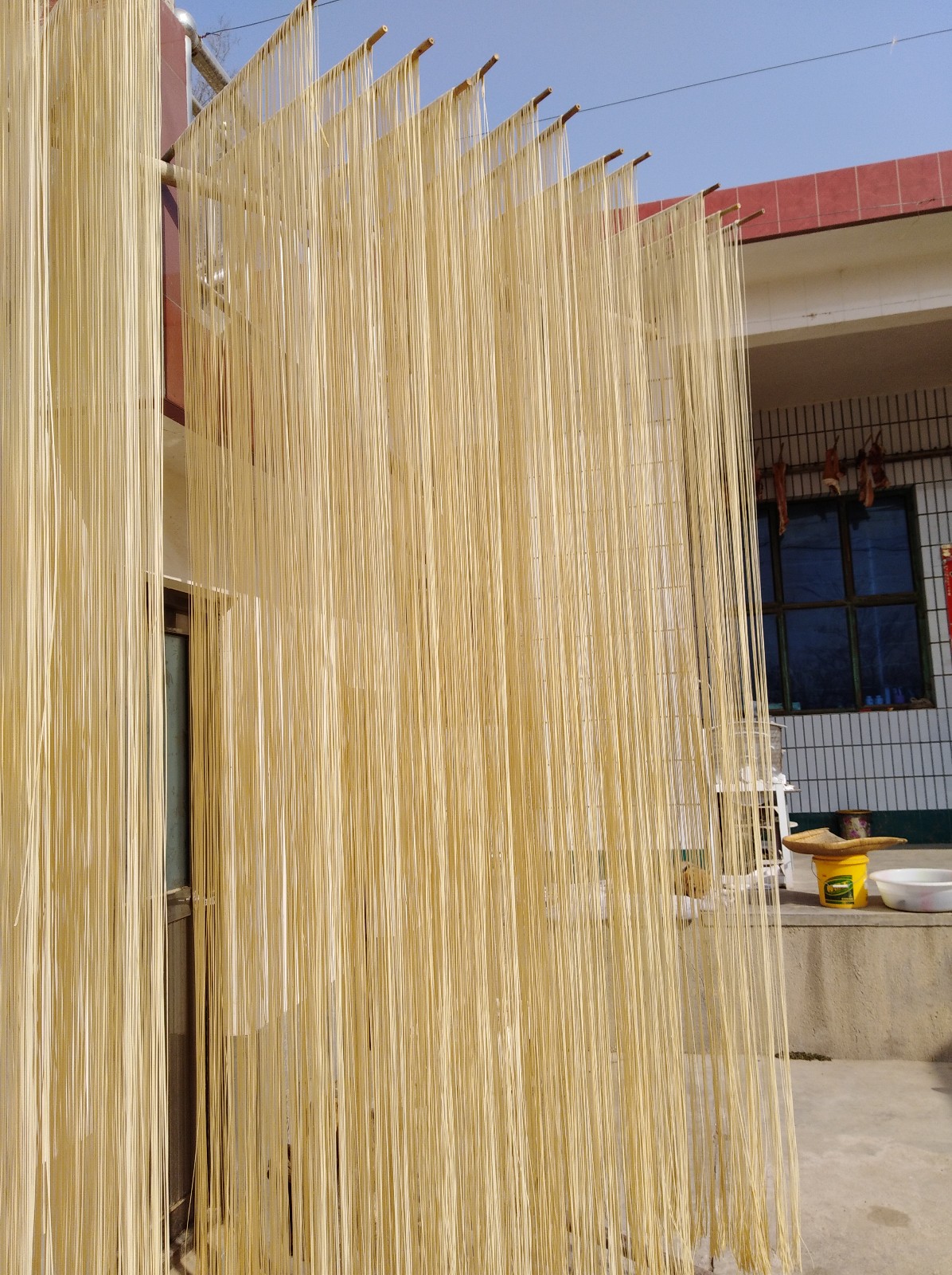 天水黄家庄家家挂挂面,成为腊月农村一道美丽风景