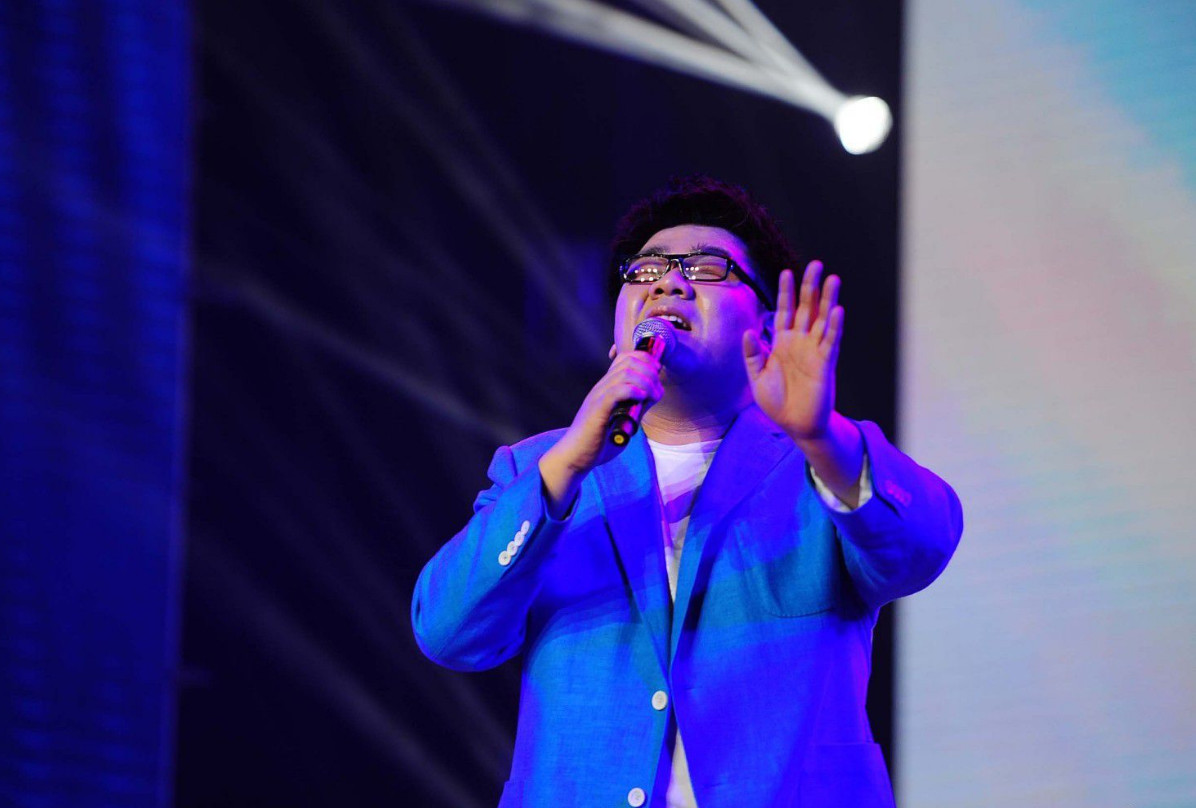 杨光1岁失明春晚爆红耍大牌被导演骂两段恋情后仍单身