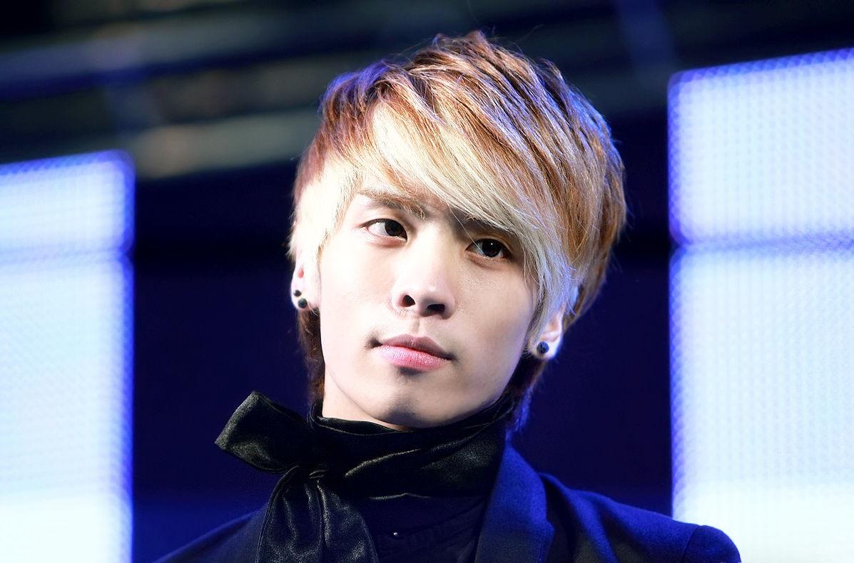 金钟铉我们都知道,是韩国超人气的歌星,但是今天(18日)疑似在家中自杀