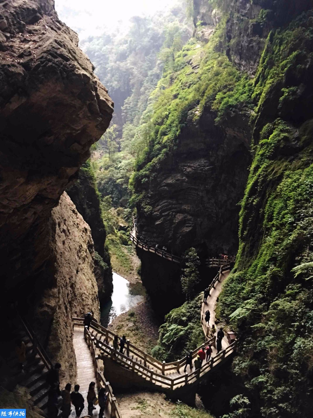重庆奇观一线天洪崖洞旁寻找巴蜀文化的老城印迹