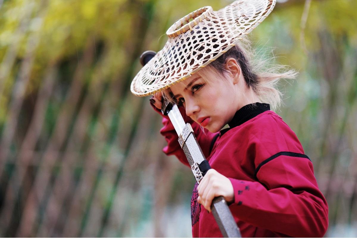 痴迷中国武侠,外国美女游客在灵川扮侠女走红