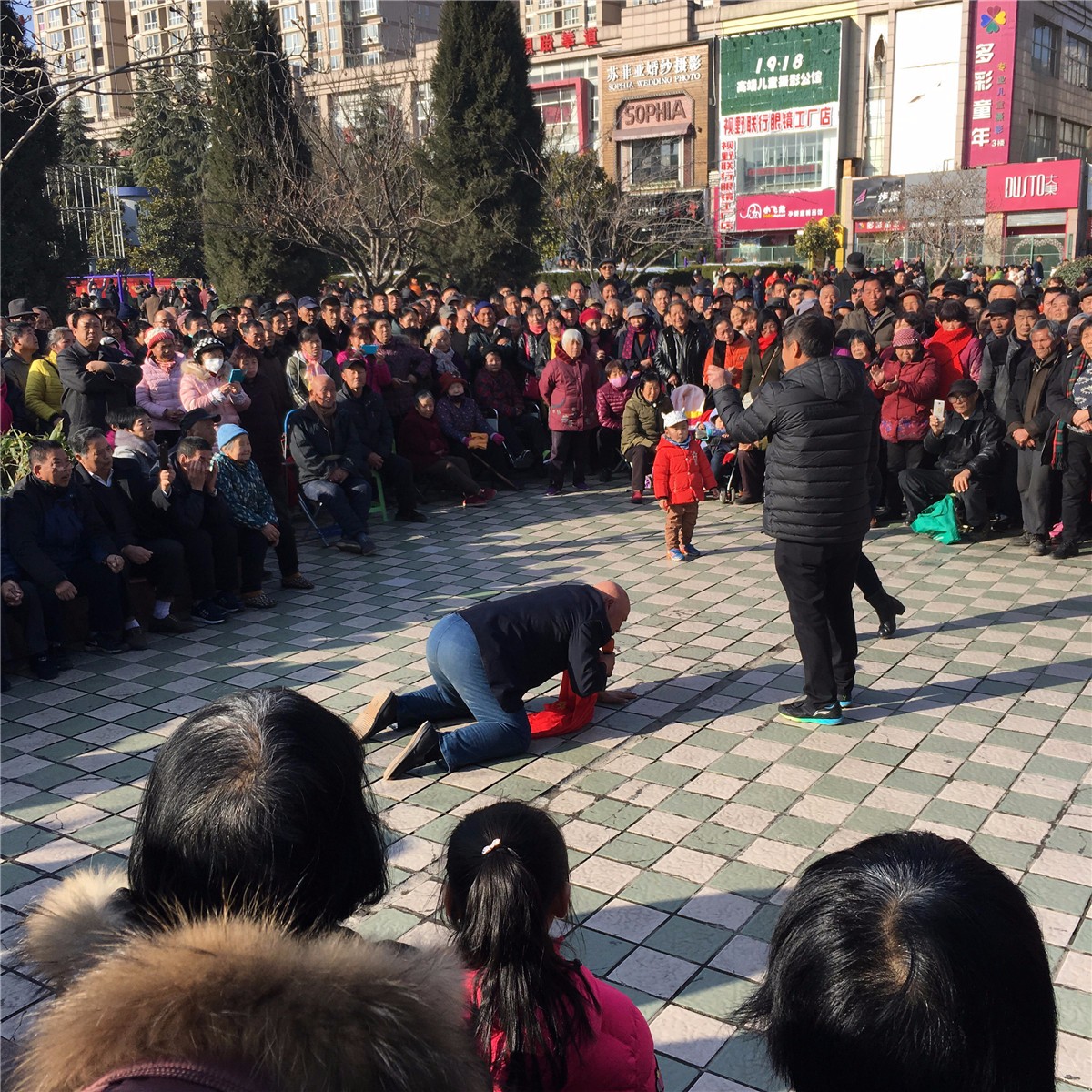 男子跪地演唱遭围观 涕泪横流怀念父亲看哭观众