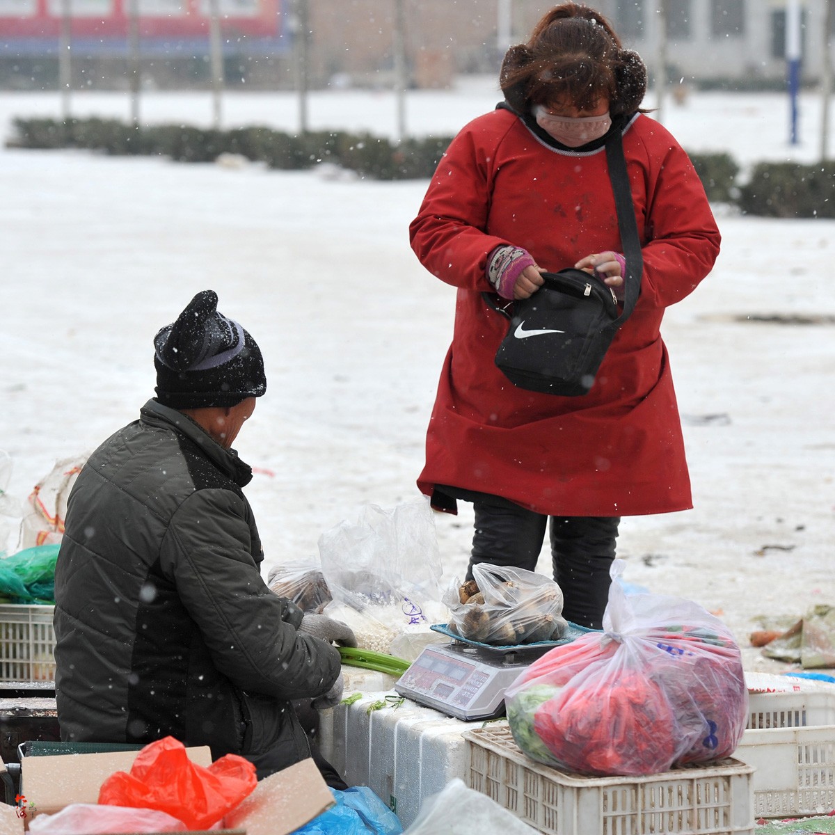 卖菜老汉为把菜卖完雪中坚守,老伴催促才收摊回家