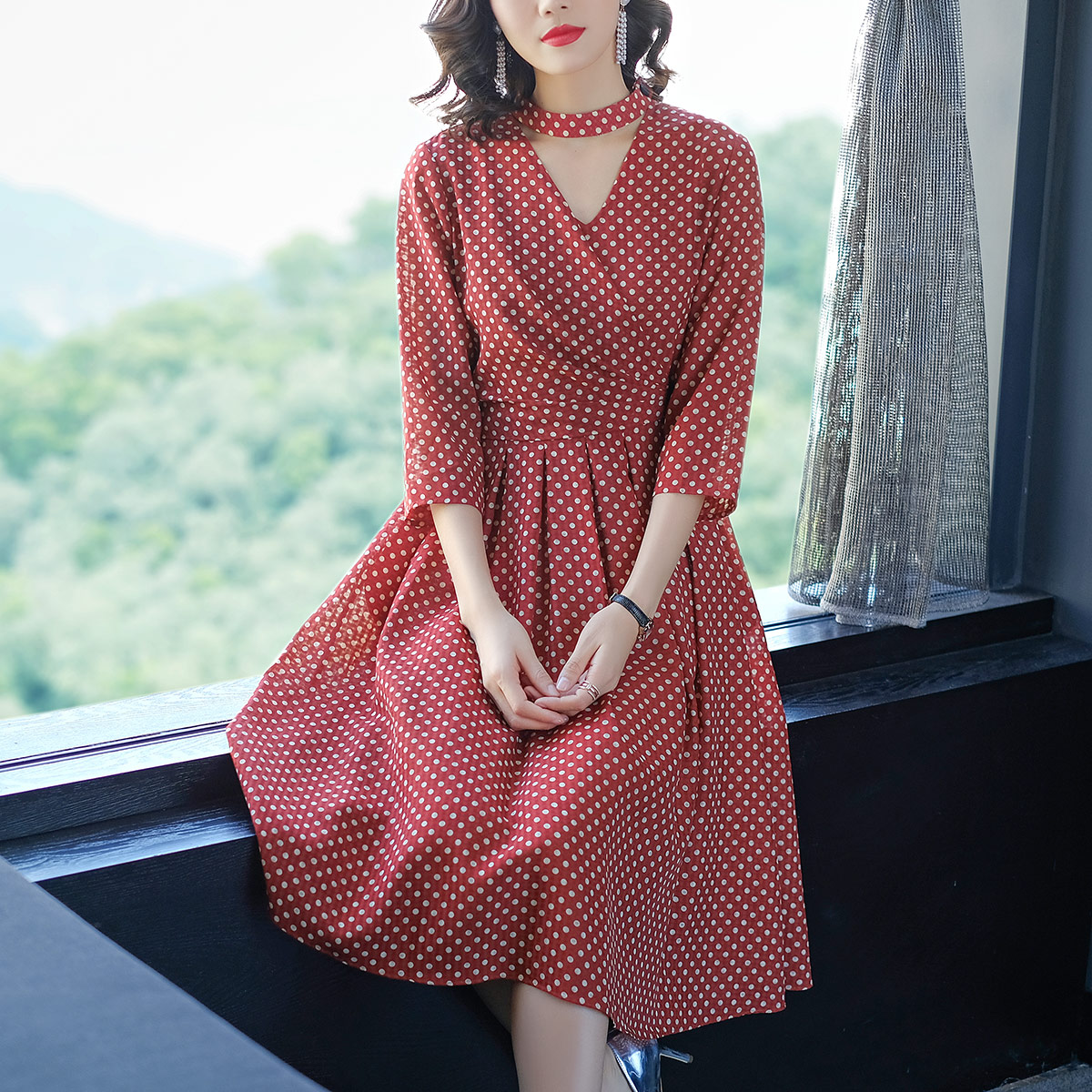 30-45岁女人穿衣别土气,春天穿这些碎花连衣裙,优雅有气质