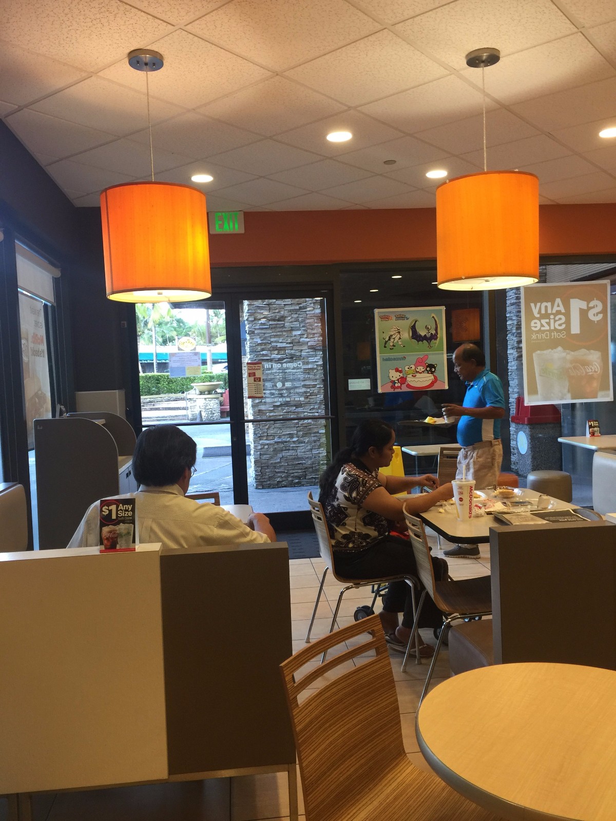 在美国关岛杜梦湾的麦当劳里吃早餐_新浪看点