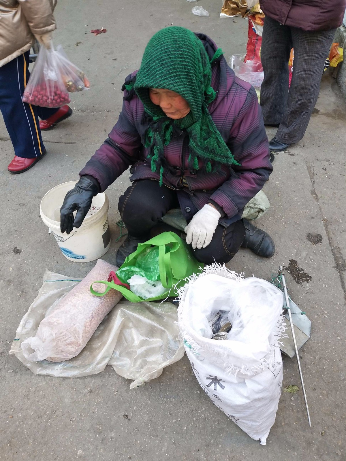 一组冬日农村大集古稀老人卖菜图看到最后几张泪奔了