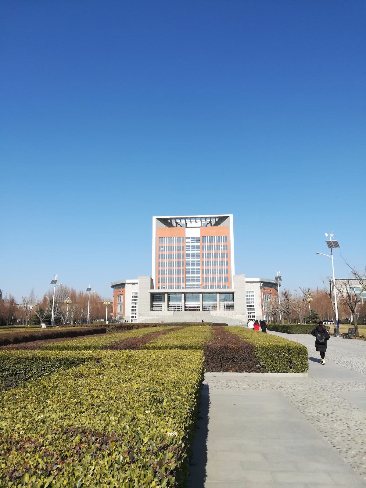 校门右侧郑州工程技术学院的牌子,原来叫中州大学,后来改成了现在的