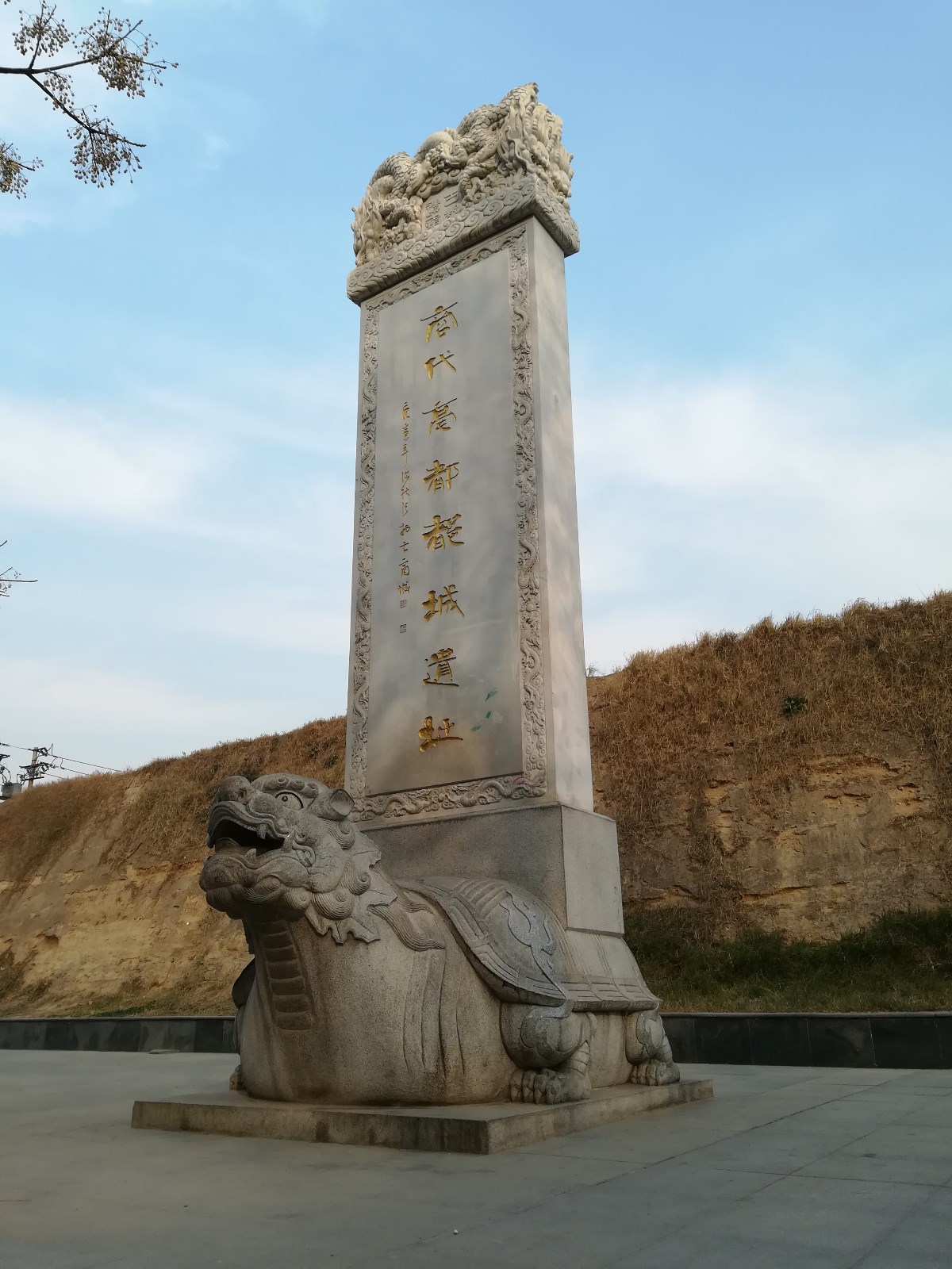 郑州闹市区一小巷,对面是3000年前古城墙,低矮的房屋如乡村模样|郑州|
