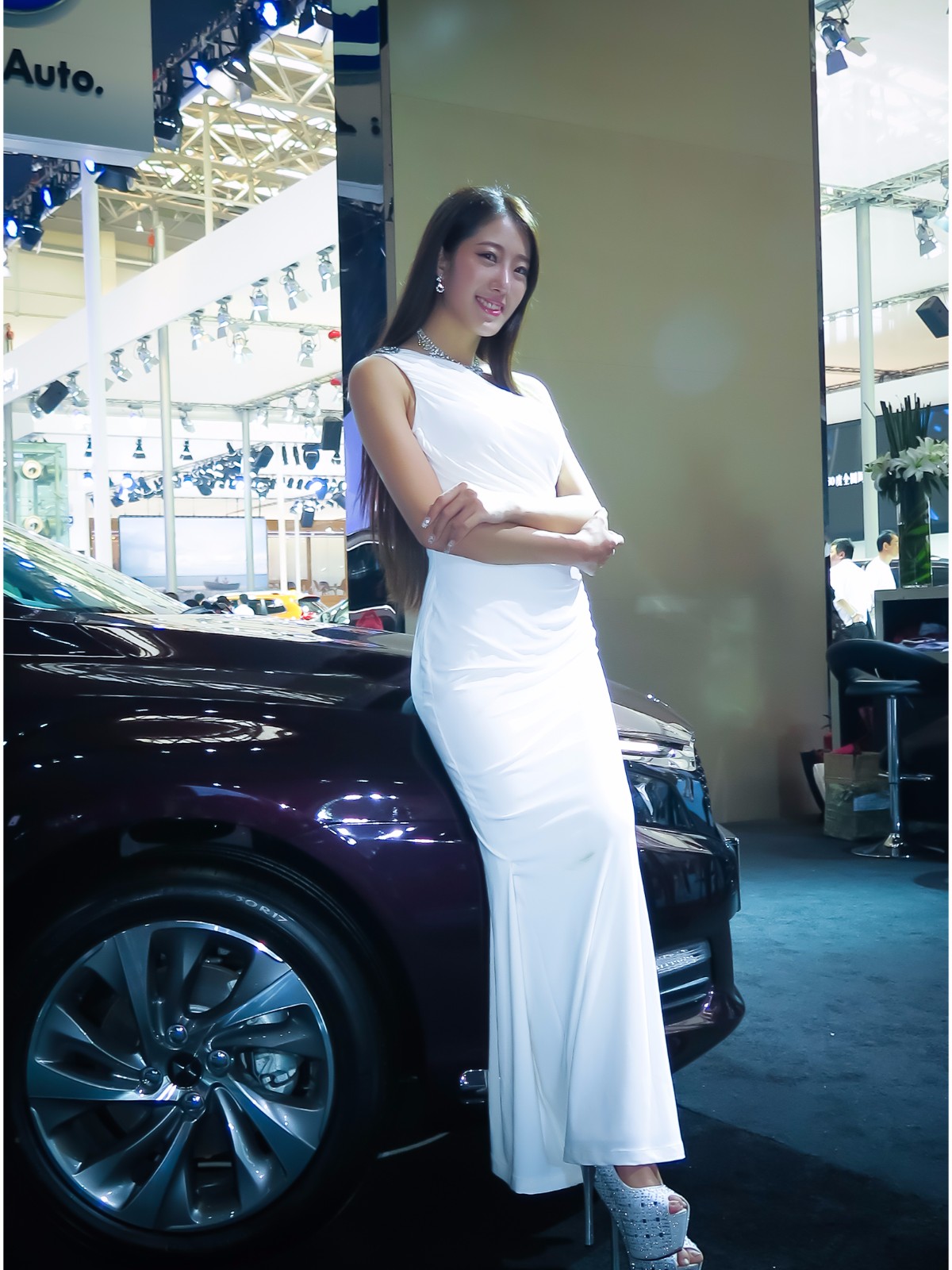 两个沈阳车展的白裙模特人像实拍