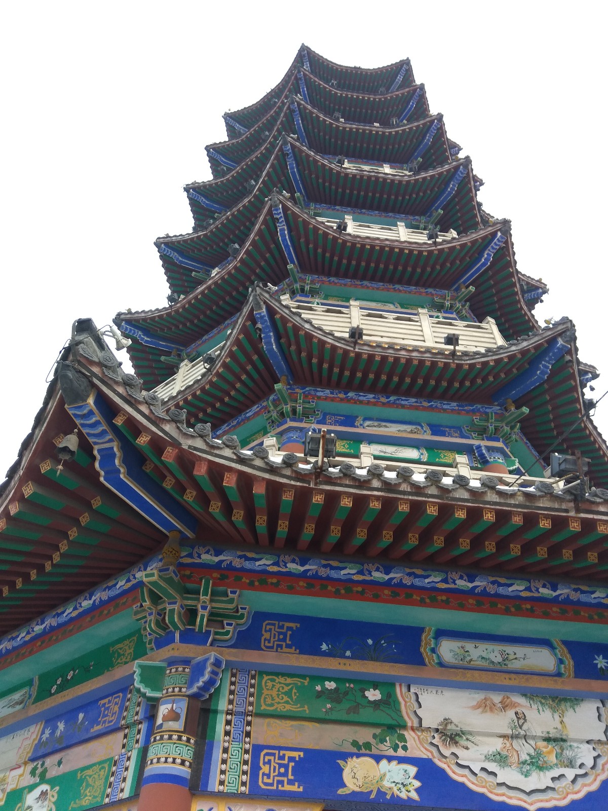 这座2010年建的白瓷塔在这里却相当于郑州的二七塔意义非凡