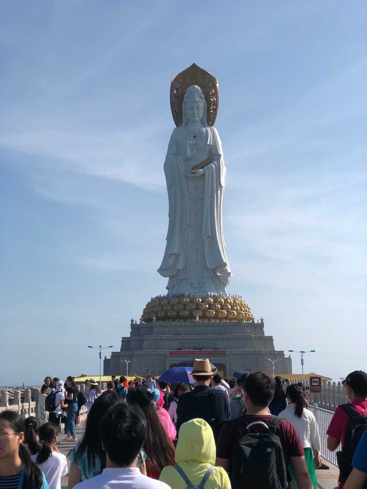 游客热衷抱佛脚,世界之最观音像边沿磨得铮亮