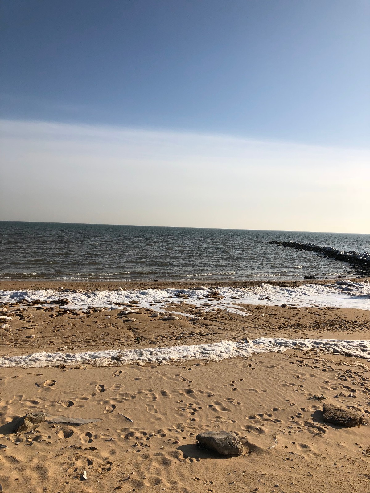 冬天的北戴河,海安县都已经结冰了,没有夏日海边的喧嚣