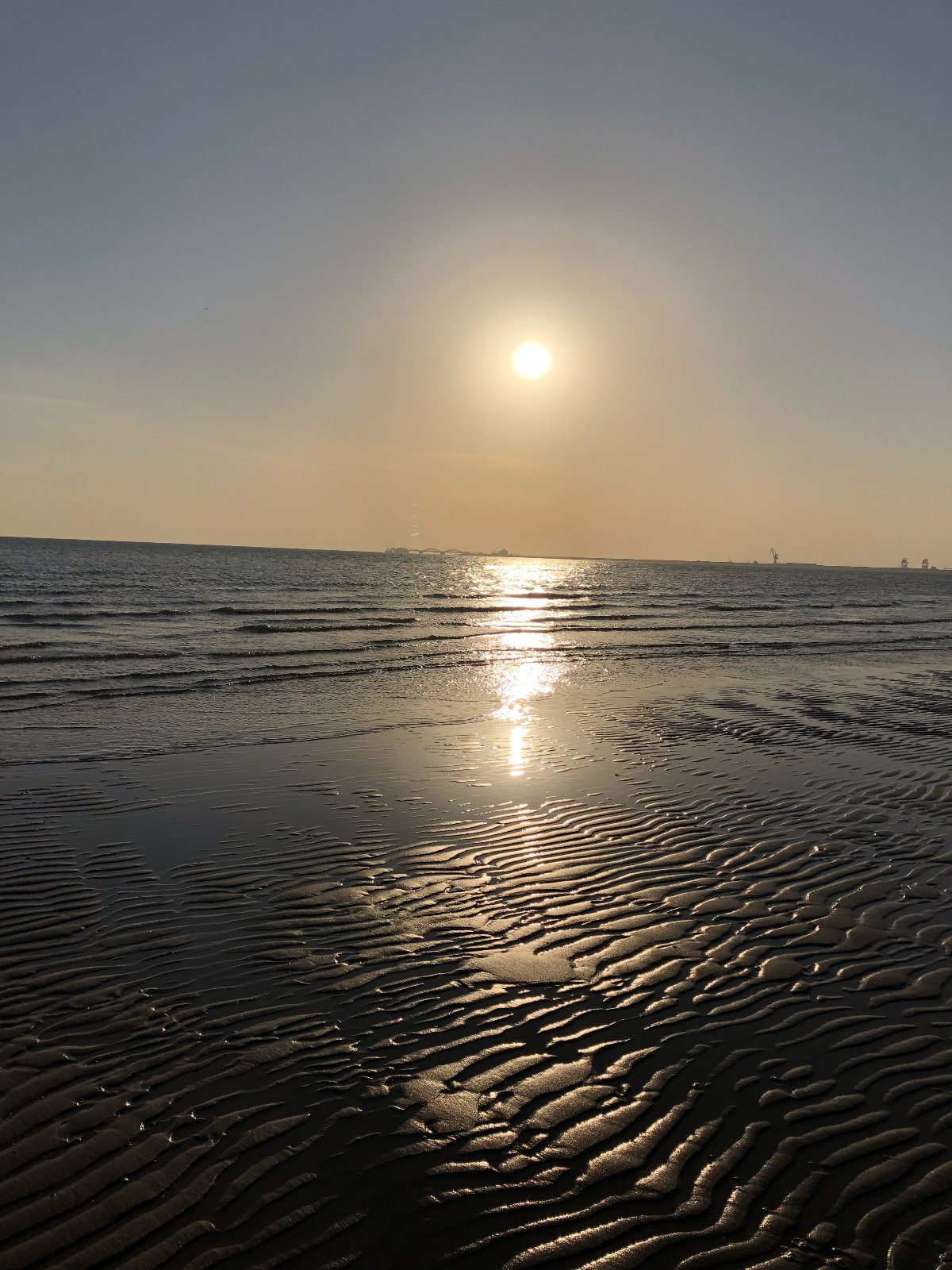 冬天的北戴河,海安县都已经结冰了,没有夏日海边的喧嚣
