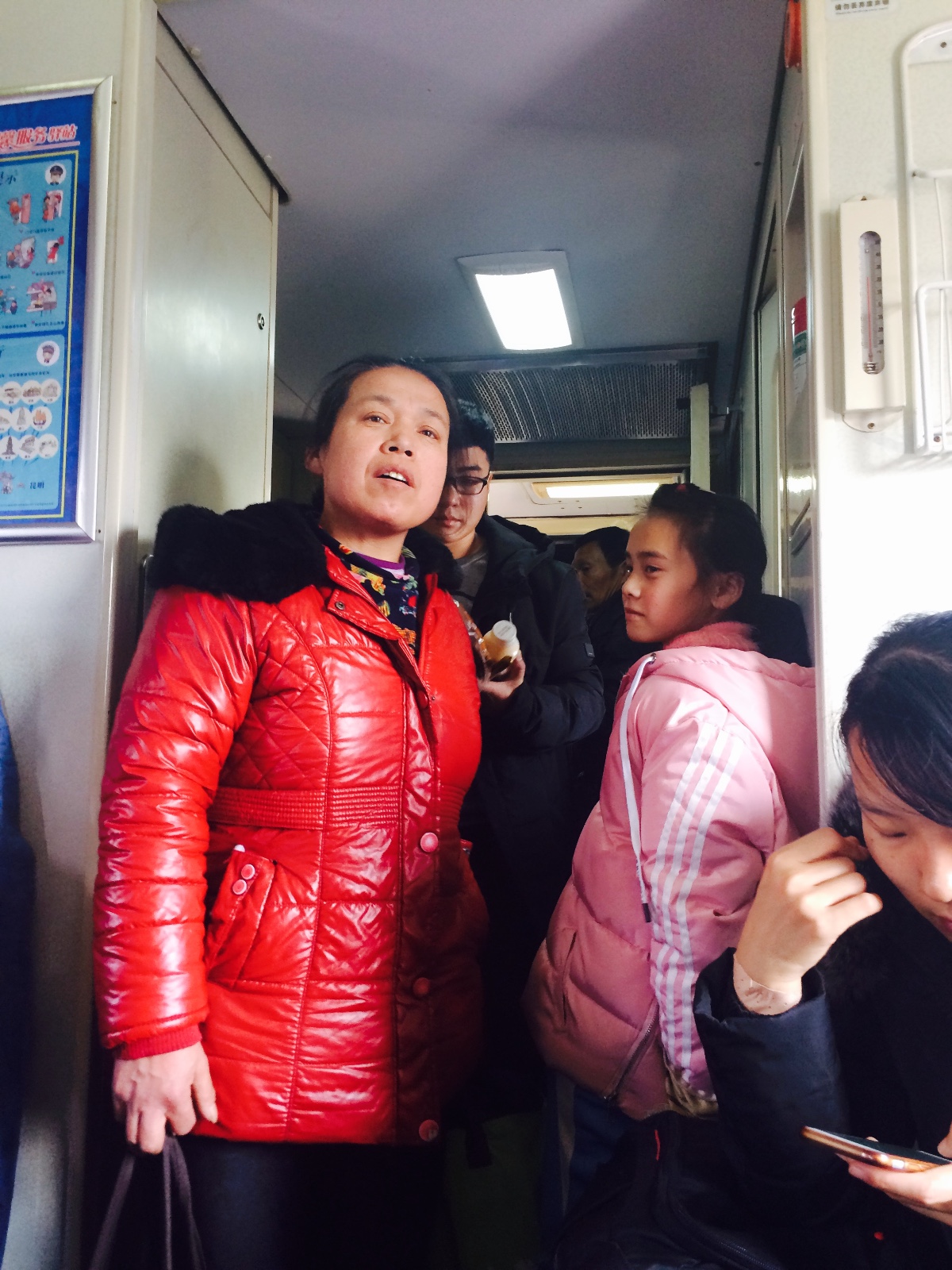 春运回家过年,来看看火车上的纪实照片!