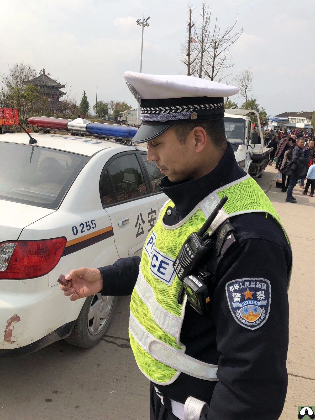 4岁小女孩走丢失:警察叔叔请我吃盒饭,我请你们吃巧克力|凤凰山|小