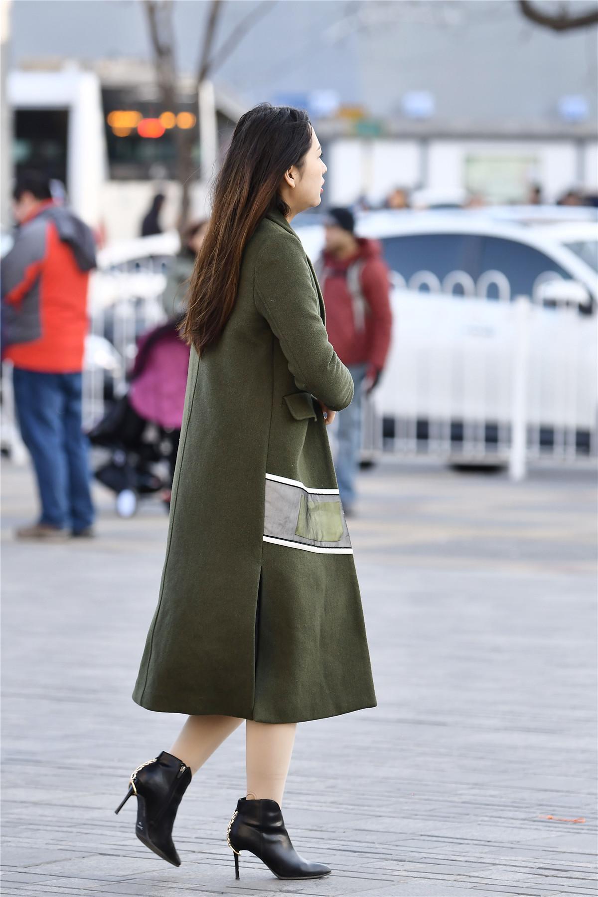 街拍:有了光腿神器,让时尚美女在冬季尽情释放魅力