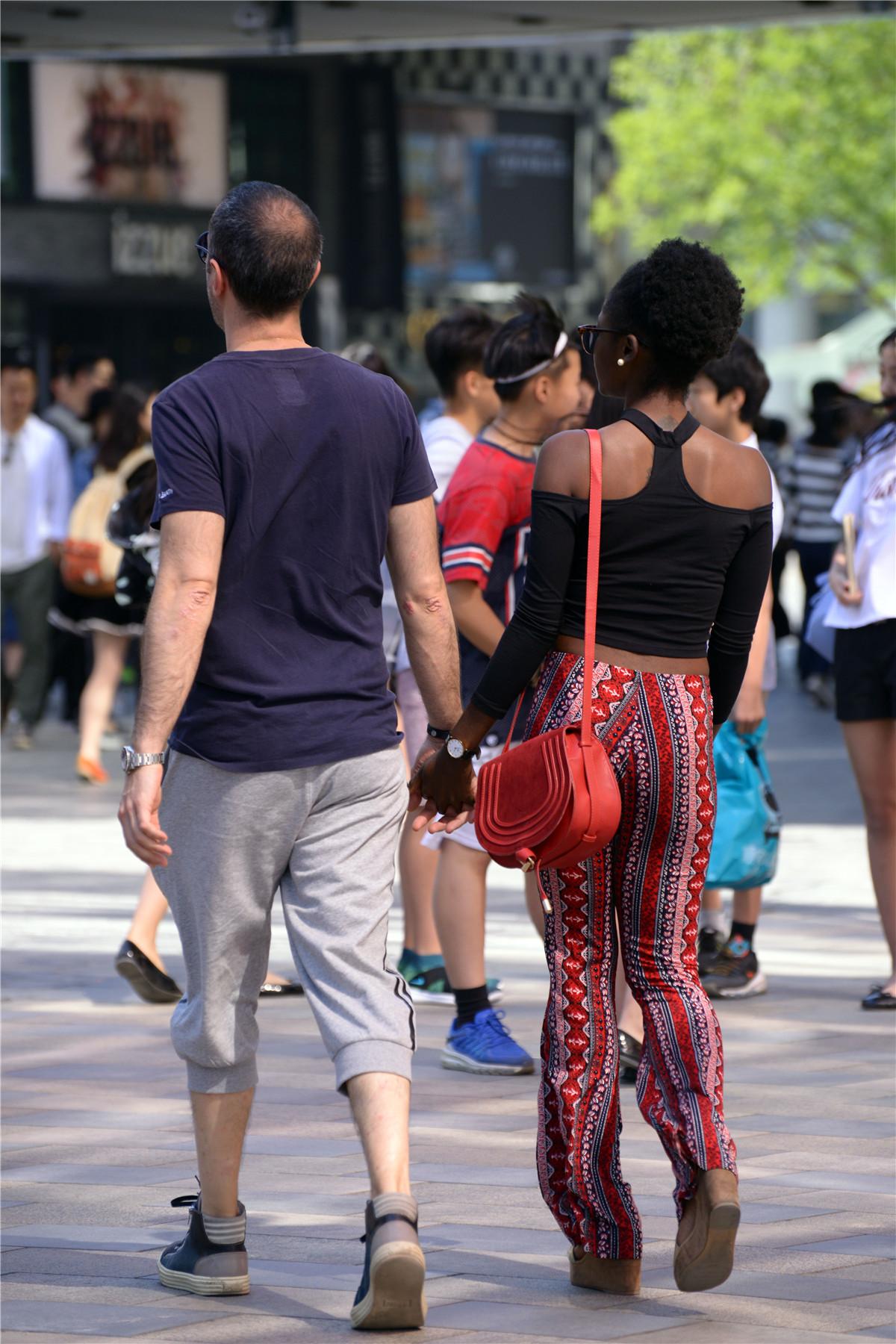 街拍:当看到她背影的时候才明白,这位外国帅哥为什么和她在一起